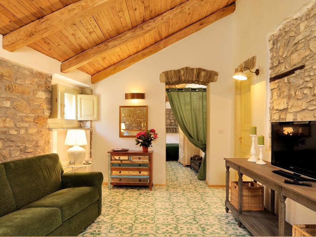 Ferienwohnung Residenza Matarazzo E Le Sue Soffitte Castellabate Zimmer foto